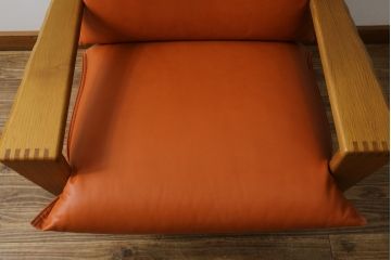 中古　美品　飛騨産業　キツツキマーク　楢(ナラ)材　合皮　木のぬくもりを感じる回転ラウンジチェア(1Pソファ、イージーチェア、アームチェア、回転いす、イス、椅子)(定価約21万円)(R-075710)