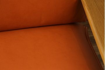 中古　美品　飛騨産業　キツツキマーク　楢(ナラ)材　合皮　木のぬくもりを感じる回転ラウンジチェア(1Pソファ、イージーチェア、アームチェア、回転いす、イス、椅子)(定価約21万円)(R-075710)
