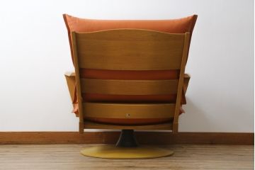 中古　美品　飛騨産業　キツツキマーク　楢(ナラ)材　合皮　木のぬくもりを感じる回転ラウンジチェア(1Pソファ、イージーチェア、アームチェア、回転いす、イス、椅子)(定価約21万円)(R-075710)