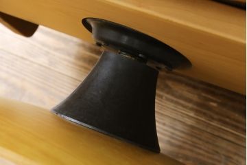 中古　美品　飛騨産業　キツツキマーク　楢(ナラ)材　合皮　木のぬくもりを感じる回転ラウンジチェア(1Pソファ、イージーチェア、アームチェア、回転いす、イス、椅子)(定価約21万円)(R-075710)