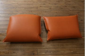 中古　美品　飛騨産業　キツツキマーク　楢(ナラ)材　合皮　木のぬくもりを感じる回転ラウンジチェア(1Pソファ、イージーチェア、アームチェア、回転いす、イス、椅子)(定価約21万円)(R-075710)