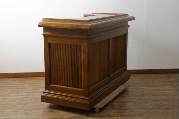 中古　美品　希少!!　スペイン製　バロッサバレンティ(VARO,S.A. VALENTI)　大人の空間づくりにピッタリなバーカウンター(カウンターテーブル、キッチンカウンター、演台、サービス台、収納棚)(定価185万円)(R-075724)です。