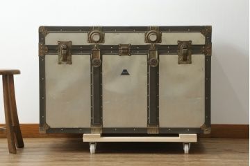 アンティーク雑貨　KOWA INDUSTRY(コーワインダストリー)　インダストリアルの空間づくりにおすすめのアルミ製トランク(船トランク、舟トランク、ローテーブル、センターテーブル、収納、ディスプレイ、店舗什器)(R-075725)