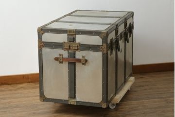 アンティーク雑貨　KOWA INDUSTRY(コーワインダストリー)　インダストリアルの空間づくりにおすすめのアルミ製トランク(船トランク、舟トランク、ローテーブル、センターテーブル、収納、ディスプレイ、店舗什器)(R-075725)