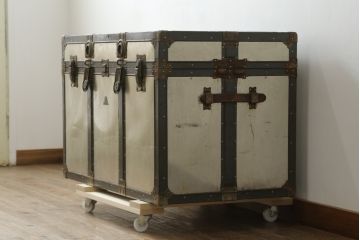 アンティーク雑貨　KOWA INDUSTRY(コーワインダストリー)　インダストリアルの空間づくりにおすすめのアルミ製トランク(船トランク、舟トランク、ローテーブル、センターテーブル、収納、ディスプレイ、店舗什器)(R-075725)