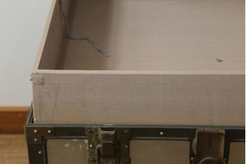 アンティーク雑貨　KOWA INDUSTRY(コーワインダストリー)　インダストリアルの空間づくりにおすすめのアルミ製トランク(船トランク、舟トランク、ローテーブル、センターテーブル、収納、ディスプレイ、店舗什器)(R-075725)