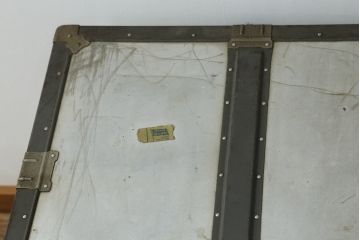 アンティーク雑貨　KOWA INDUSTRY(コーワインダストリー)　インダストリアルの空間づくりにおすすめのアルミ製トランク(船トランク、舟トランク、ローテーブル、センターテーブル、収納、ディスプレイ、店舗什器)(R-075725)
