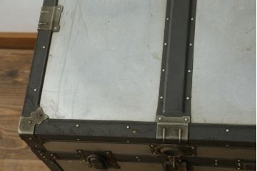 アンティーク雑貨　KOWA INDUSTRY(コーワインダストリー)　インダストリアルの空間づくりにおすすめのアルミ製トランク(船トランク、舟トランク、ローテーブル、センターテーブル、収納、ディスプレイ、店舗什器)(R-075725)
