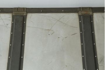 アンティーク雑貨　KOWA INDUSTRY(コーワインダストリー)　インダストリアルの空間づくりにおすすめのアルミ製トランク(船トランク、舟トランク、ローテーブル、センターテーブル、収納、ディスプレイ、店舗什器)(R-075725)