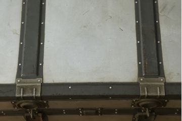 アンティーク雑貨　KOWA INDUSTRY(コーワインダストリー)　インダストリアルの空間づくりにおすすめのアルミ製トランク(船トランク、舟トランク、ローテーブル、センターテーブル、収納、ディスプレイ、店舗什器)(R-075725)