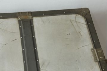 アンティーク雑貨　KOWA INDUSTRY(コーワインダストリー)　インダストリアルの空間づくりにおすすめのアルミ製トランク(船トランク、舟トランク、ローテーブル、センターテーブル、収納、ディスプレイ、店舗什器)(R-075725)