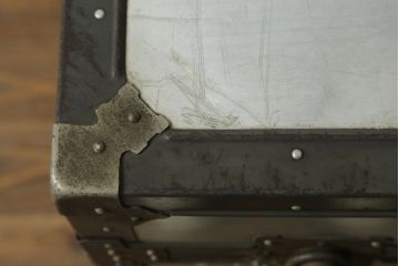 アンティーク雑貨　KOWA INDUSTRY(コーワインダストリー)　インダストリアルの空間づくりにおすすめのアルミ製トランク(船トランク、舟トランク、ローテーブル、センターテーブル、収納、ディスプレイ、店舗什器)(R-075725)