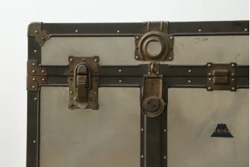 アンティーク雑貨　KOWA INDUSTRY(コーワインダストリー)　インダストリアルの空間づくりにおすすめのアルミ製トランク(船トランク、舟トランク、ローテーブル、センターテーブル、収納、ディスプレイ、店舗什器)(R-075725)