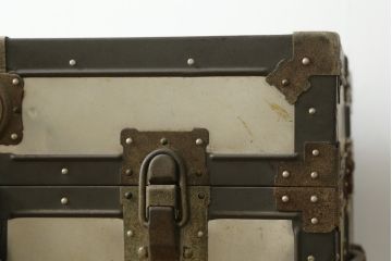 アンティーク雑貨　KOWA INDUSTRY(コーワインダストリー)　インダストリアルの空間づくりにおすすめのアルミ製トランク(船トランク、舟トランク、ローテーブル、センターテーブル、収納、ディスプレイ、店舗什器)(R-075725)