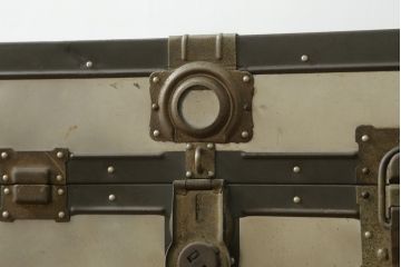 アンティーク雑貨　KOWA INDUSTRY(コーワインダストリー)　インダストリアルの空間づくりにおすすめのアルミ製トランク(船トランク、舟トランク、ローテーブル、センターテーブル、収納、ディスプレイ、店舗什器)(R-075725)