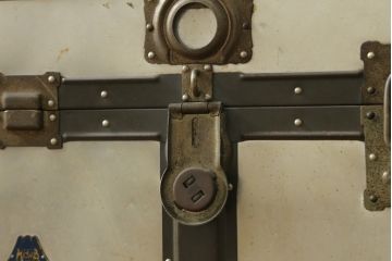 アンティーク雑貨　KOWA INDUSTRY(コーワインダストリー)　インダストリアルの空間づくりにおすすめのアルミ製トランク(船トランク、舟トランク、ローテーブル、センターテーブル、収納、ディスプレイ、店舗什器)(R-075725)