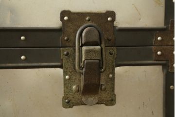アンティーク雑貨　KOWA INDUSTRY(コーワインダストリー)　インダストリアルの空間づくりにおすすめのアルミ製トランク(船トランク、舟トランク、ローテーブル、センターテーブル、収納、ディスプレイ、店舗什器)(R-075725)