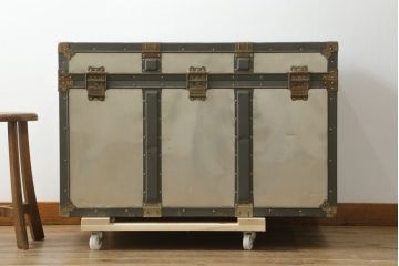 アンティーク雑貨　KOWA INDUSTRY(コーワインダストリー)　インダストリアルの空間づくりにおすすめのアルミ製トランク(船トランク、舟トランク、ローテーブル、センターテーブル、収納、ディスプレイ、店舗什器)(R-075725)