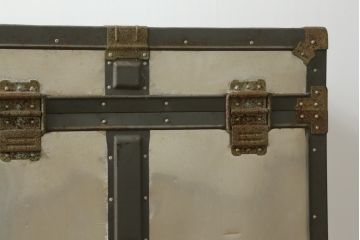 アンティーク雑貨　KOWA INDUSTRY(コーワインダストリー)　インダストリアルの空間づくりにおすすめのアルミ製トランク(船トランク、舟トランク、ローテーブル、センターテーブル、収納、ディスプレイ、店舗什器)(R-075725)