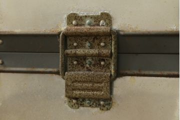 アンティーク雑貨　KOWA INDUSTRY(コーワインダストリー)　インダストリアルの空間づくりにおすすめのアルミ製トランク(船トランク、舟トランク、ローテーブル、センターテーブル、収納、ディスプレイ、店舗什器)(R-075725)