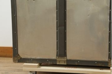 アンティーク雑貨　KOWA INDUSTRY(コーワインダストリー)　インダストリアルの空間づくりにおすすめのアルミ製トランク(船トランク、舟トランク、ローテーブル、センターテーブル、収納、ディスプレイ、店舗什器)(R-075725)