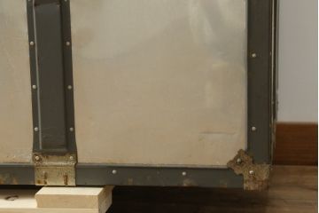 アンティーク雑貨　KOWA INDUSTRY(コーワインダストリー)　インダストリアルの空間づくりにおすすめのアルミ製トランク(船トランク、舟トランク、ローテーブル、センターテーブル、収納、ディスプレイ、店舗什器)(R-075725)