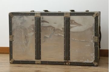 アンティーク雑貨　KOWA INDUSTRY(コーワインダストリー)　インダストリアルの空間づくりにおすすめのアルミ製トランク(船トランク、舟トランク、ローテーブル、センターテーブル、収納、ディスプレイ、店舗什器)(R-075725)