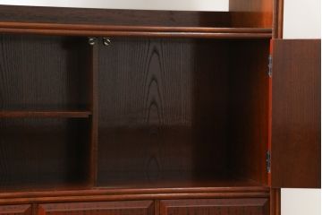 中古　美品!!　希少な廃盤品　モリシゲ(MORISHIGE・森繁)　前面根来塗り(ねごろ塗り・朱塗り・あけぼの塗り)　品のある佇まいが上質な和の空間にぴったりな高級飾り棚(茶棚、茶箪笥、収納棚、戸棚)(定価約70万円)(R-075726)