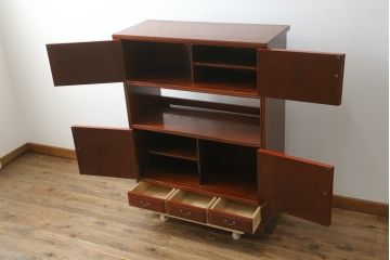 中古　美品!!　希少な廃盤品　モリシゲ(MORISHIGE・森繁)　前面根来塗り(ねごろ塗り・朱塗り・あけぼの塗り)　品のある佇まいが上質な和の空間にぴったりな高級飾り棚(茶棚、茶箪笥、収納棚、戸棚)(定価約70万円)(R-075726)