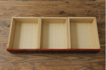 中古　美品!!　希少な廃盤品　モリシゲ(MORISHIGE・森繁)　前面根来塗り(ねごろ塗り・朱塗り・あけぼの塗り)　品のある佇まいが上質な和の空間にぴったりな高級飾り棚(茶棚、茶箪笥、収納棚、戸棚)(定価約70万円)(R-075726)