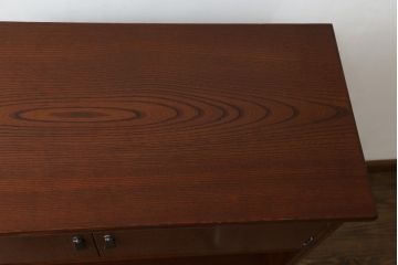 中古　美品!!　希少な廃盤品　モリシゲ(MORISHIGE・森繁)　前面根来塗り(ねごろ塗り・朱塗り・あけぼの塗り)　品のある佇まいが上質な和の空間にぴったりな高級飾り棚(茶棚、茶箪笥、収納棚、戸棚)(定価約70万円)(R-075726)