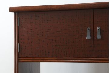 中古　美品!!　希少な廃盤品　モリシゲ(MORISHIGE・森繁)　前面根来塗り(ねごろ塗り・朱塗り・あけぼの塗り)　品のある佇まいが上質な和の空間にぴったりな高級飾り棚(茶棚、茶箪笥、収納棚、戸棚)(定価約70万円)(R-075726)