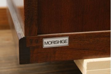 中古　美品!!　希少な廃盤品　モリシゲ(MORISHIGE・森繁)　前面根来塗り(ねごろ塗り・朱塗り・あけぼの塗り)　品のある佇まいが上質な和の空間にぴったりな高級飾り棚(茶棚、茶箪笥、収納棚、戸棚)(定価約70万円)(R-075726)