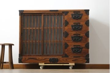中古　岩谷堂箪笥　力強い木目と重厚な金具が美しい収納棚サイドボード(水屋箪笥、戸棚、キャビネット)(R-075727)