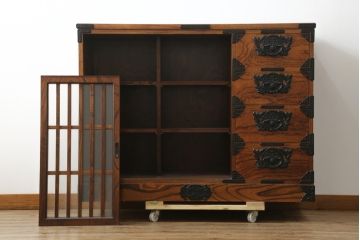 中古　岩谷堂箪笥　力強い木目と重厚な金具が美しい収納棚サイドボード(水屋箪笥、戸棚、キャビネット)(R-075727)