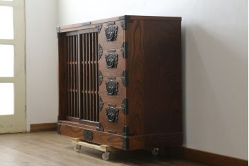 中古　岩谷堂箪笥　力強い木目と重厚な金具が美しい収納棚サイドボード(水屋箪笥、戸棚、キャビネット)(R-075727)