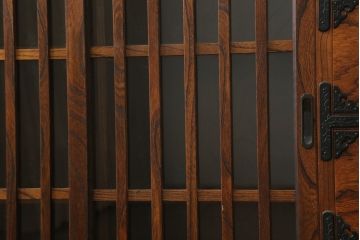 中古　岩谷堂箪笥　力強い木目と重厚な金具が美しい収納棚サイドボード(水屋箪笥、戸棚、キャビネット)(R-075727)