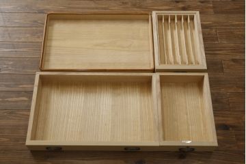 中古　美品　伝統工芸士　吉沢昭治作　柔らかな色合いが魅力的な総桐箪笥(胴丸、総桐たんす、引き出し、着物箪笥、衣装箪笥、和タンス、整理タンス、収納たんす)(R-075728)