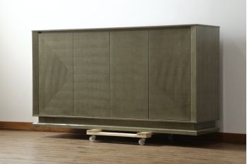 中古　超美品!!　ほぼ新品　IDC大塚家具　松創(マツソウ)　購入価格約170万円　ウィーンNo.6　グレーシカモアの美しい杢とモダンなデザインが目を引くサイドボード(戸棚、収納棚、サイドキャビネット、リビングボード)(R-075729)