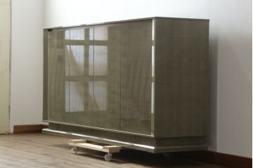 中古　超美品!!　ほぼ新品　IDC大塚家具　松創(マツソウ)　購入価格約170万円　ウィーンNo.6　グレーシカモアの美しい杢とモダンなデザインが目を引くサイドボード(戸棚、収納棚、サイドキャビネット、リビングボード)(R-075729)
