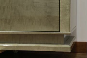 中古　超美品!!　ほぼ新品　IDC大塚家具　松創(マツソウ)　購入価格約170万円　ウィーンNo.6　グレーシカモアの美しい杢とモダンなデザインが目を引くサイドボード(戸棚、収納棚、サイドキャビネット、リビングボード)(R-075729)