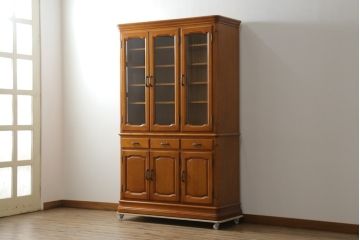 中古　美品　横浜ダニエル(daniel)　優雅な佇まいが上品なエトランジェリビングキャビネット(食器棚、カップボード、収納棚、飾り棚)(定価約100万円)(R-075730)