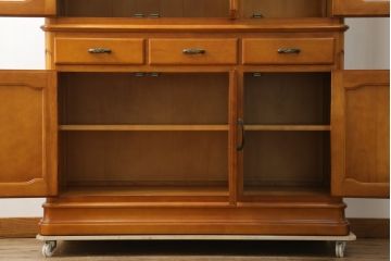 中古　美品　横浜ダニエル(daniel)　優雅な佇まいが上品なエトランジェリビングキャビネット(食器棚、カップボード、収納棚、飾り棚)(定価約100万円)(R-075730)