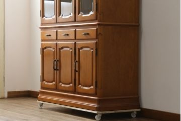 中古　美品　横浜ダニエル(daniel)　優雅な佇まいが上品なエトランジェリビングキャビネット(食器棚、カップボード、収納棚、飾り棚)(定価約100万円)(R-075730)