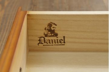 中古　美品　横浜ダニエル(daniel)　優雅な佇まいが上品なエトランジェリビングキャビネット(食器棚、カップボード、収納棚、飾り棚)(定価約100万円)(R-075730)