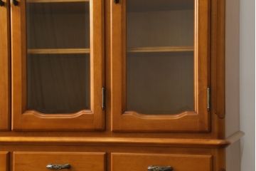中古　美品　横浜ダニエル(daniel)　優雅な佇まいが上品なエトランジェリビングキャビネット(食器棚、カップボード、収納棚、飾り棚)(定価約100万円)(R-075730)