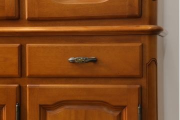 中古　美品　横浜ダニエル(daniel)　優雅な佇まいが上品なエトランジェリビングキャビネット(食器棚、カップボード、収納棚、飾り棚)(定価約100万円)(R-075730)