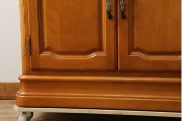 中古　美品　横浜ダニエル(daniel)　優雅な佇まいが上品なエトランジェリビングキャビネット(食器棚、カップボード、収納棚、飾り棚)(定価約100万円)(R-075730)