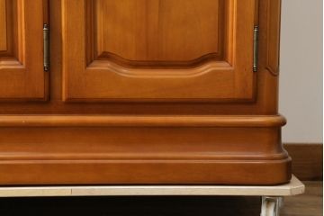 中古　美品　横浜ダニエル(daniel)　優雅な佇まいが上品なエトランジェリビングキャビネット(食器棚、カップボード、収納棚、飾り棚)(定価約100万円)(R-075730)