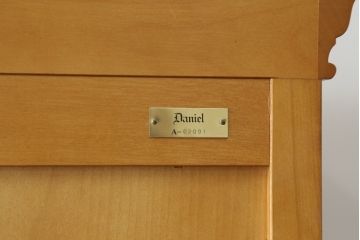 中古　美品　横浜ダニエル(daniel)　優雅な佇まいが上品なエトランジェリビングキャビネット(食器棚、カップボード、収納棚、飾り棚)(定価約100万円)(R-075730)